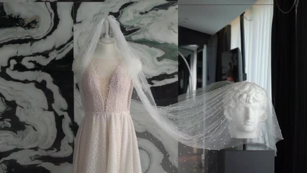 웨딩 드레스, 흰 웨딩 드레스, 침실에서 옷걸이에 걸려 있는 베일. — 비디오