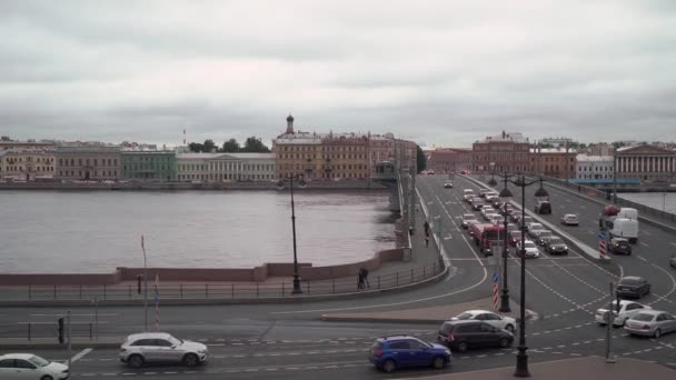 Панорама города Санкт-Петербурга. Вид сверху на Неву. — стоковое видео