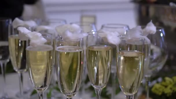 Okulary wypełnione szampanem lub białym winem musującym. Bufet w restauracji. — Wideo stockowe
