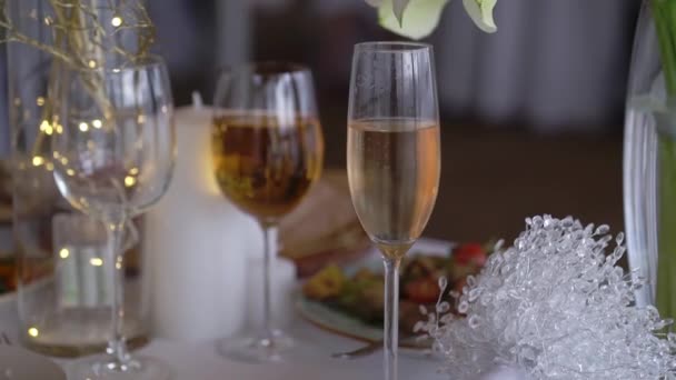 Şampanya dolu bardaklar ya da beyaz köpüklü şarap. Lokantada büfe. — Stok video