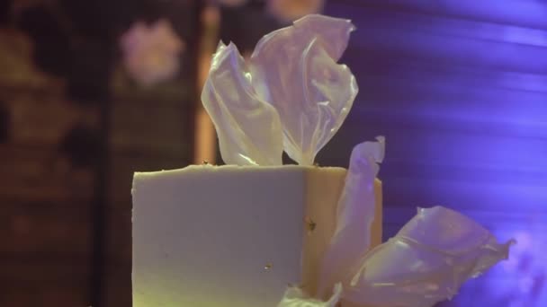 Gâteau blanc décoré de fleurs. Dessert de mariage. — Video