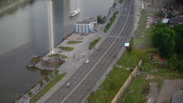 МОСКВА, РОССИЯ - 28 МАЯ 2021 г.: Городская набережная. Дорога с автотранспортом. Лето. — стоковое видео
