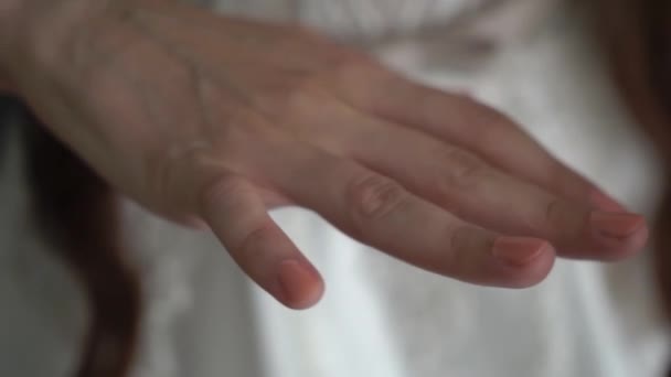 La novia se pone un anillo en el dedo. Sortija de boda en oro blanco con diamante a mano. — Vídeos de Stock