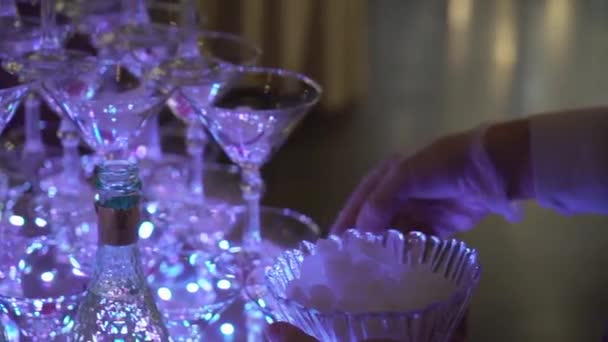 Пирамида бокалов шампанского. Пустые бокалы для вина на вечеринке в ресторане. — стоковое видео