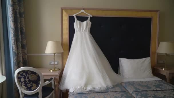 침실에서 옷걸이에 걸려 있는 웨딩 드레스, 흰 신부용 가운. — 비디오
