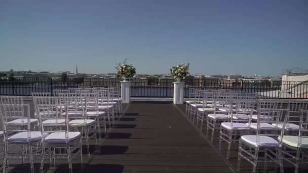 Διακοσμημένη γαμήλια τελετή έξω. Αψίδα με λευκά και ροζ τριαντάφυλλα. — Αρχείο Βίντεο