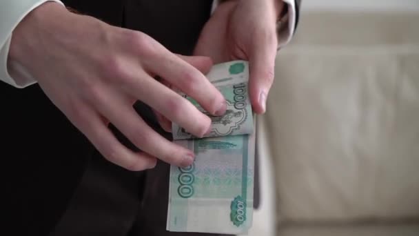 양복 사업가는 돈을 계산하는 것이다. 러시아 루블. — 비디오