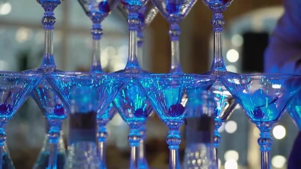 Пирамида бокалов шампанского. Пустые бокалы для вина на вечеринке в ресторане. — стоковое видео