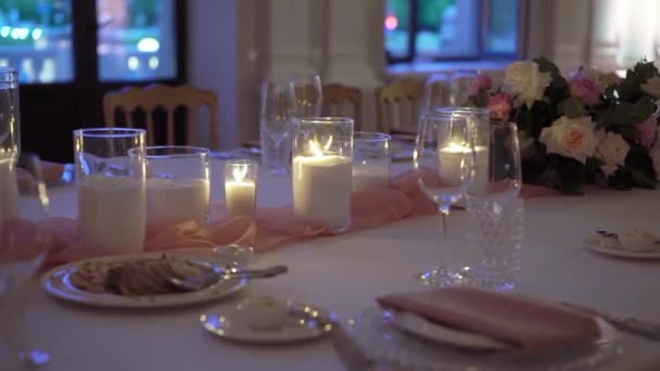 Table servie dans un restaurant pour le dîner, le déjeuner ou la célébration. Fleurs décorées