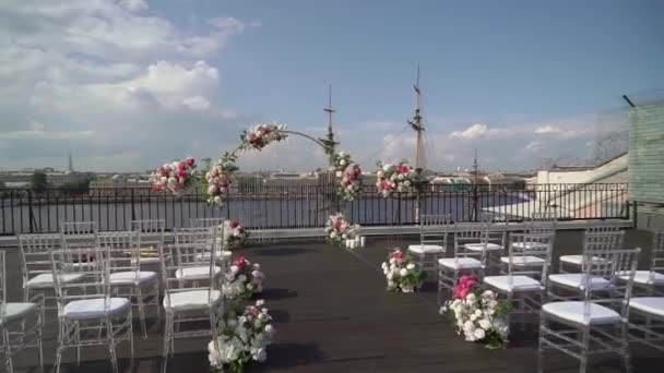 Cerimonia di matrimonio decorata all'esterno. Arco con fiori di rosa bianchi e rosa. — Video Stock