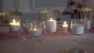 Bir restoranda akşam yemeği, öğle yemeği ya da kutlama için servis yaptım. Madalyalı çiçekler