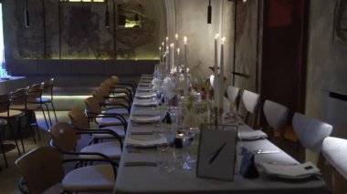 Bir restoranda akşam yemeği, öğle yemeği ya da kutlama için servis yaptım. Madalyalı çiçekler