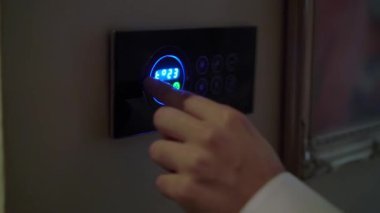 Klima kontrol paneli. Adam klima kontrol panelinde düğmeleri çalıştırıyor.