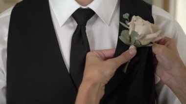 Damat yaka çiçeği takar. Gelin ya da nedime bir çiçeği düzeltir..