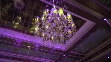 SAINT-PETERSBURG, RUSSIA - 26 Haziran 2021: İç aydınlatma lambaları lüks avize. 