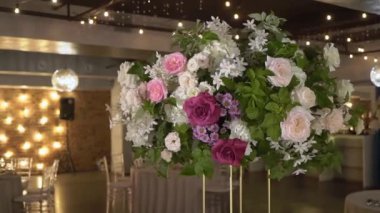 Partide çiçek aranjmanı. Düğünde beyaz ve pembe çiçeklerle süslenmiş..