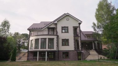 Köy evi, malikane. Taş iki, üç katlı bina, özel mülk. Lüks ev, mimari.