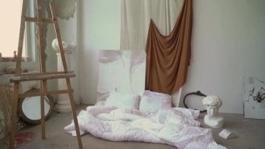 PETERSBURG, RUSSIA - 28 AĞUSTOS, 2021: Sanatçının yaratıcı stüdyosunda Yatak.