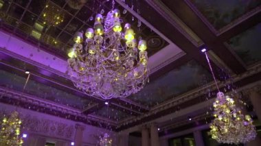 SAINT-PETERSBURG, RUSSIA - 26 Haziran 2021: İç aydınlatma lambaları lüks avize. 