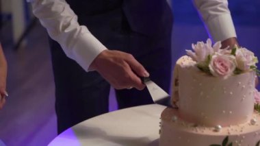 Düğün pastasından bir parça kesiyorum. Gelin ve damat resepsiyonda bıçakla.