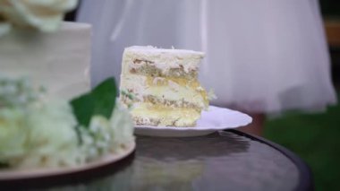 Düğün pastasından bir parça kesiyorum. Gelin ve damat resepsiyonda bıçakla.