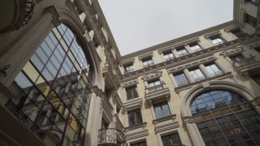 St. Regis lüks otel bahçesi. Geniş pencereli tarihi bina cephesi.