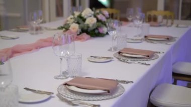 Bir restoranda akşam yemeği, öğle yemeği ya da kutlama için servis yaptım. Madalyalı çiçekler