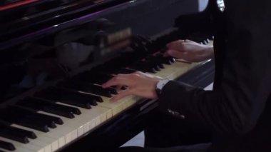 Piyanist piyanoda müzik çalar. Müzisyen konseri, tekrar eden besteci.
