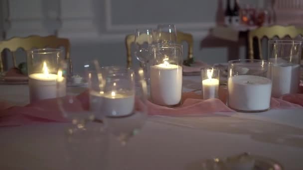 Table servie dans un restaurant pour le dîner, le déjeuner ou la célébration. Fleurs décorées