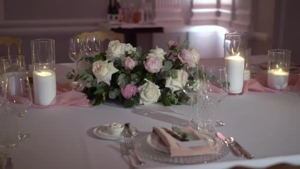 Table servie dans un restaurant pour le dîner, le déjeuner ou la célébration. Fleurs décorées