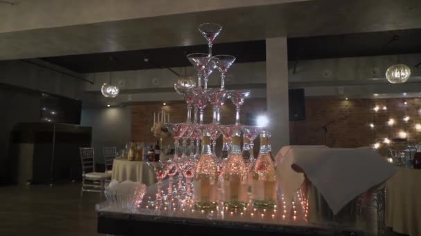 A pyramid of champagne glasses. Empty glasses for wine at a restaurant party. — 图库视频影像