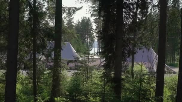 White tents pavilions in the forest. Country restaurant in the hotel. Vacation. — Stock Video