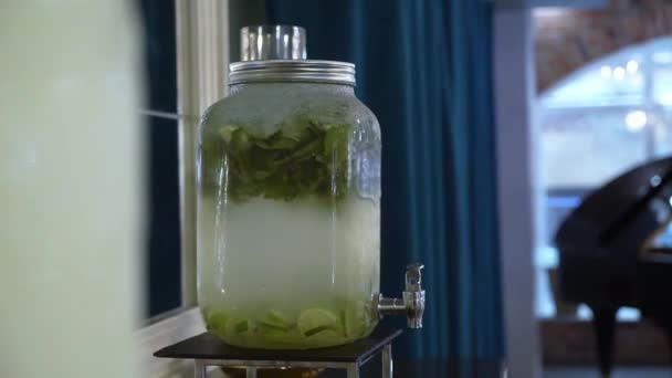 Dispenser pentru băuturi. Limonadă verde, apă potabilă cu bufet de lămâie și mentă . — Videoclip de stoc