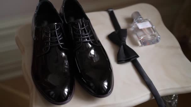 Чоловіче чорне шкіряне класичне взуття, краватка та парфуми. Аксесуари для нареченого . — стокове відео