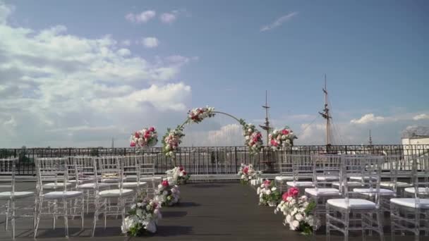 Διακοσμημένη γαμήλια τελετή έξω. Αψίδα με λευκά και ροζ τριαντάφυλλα. — Αρχείο Βίντεο