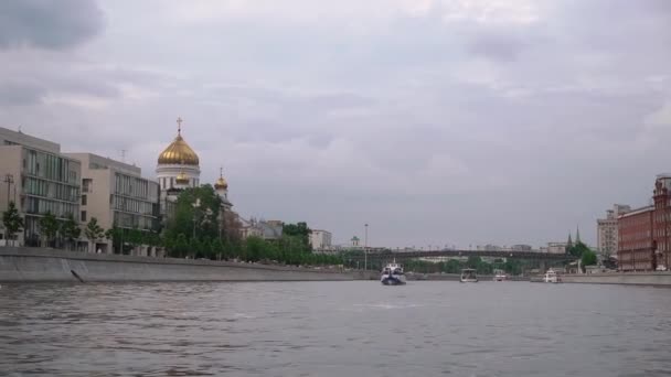Voile sur un bateau sur la rivière Moskva. Journée d'été à Moscou, Russie. — Video