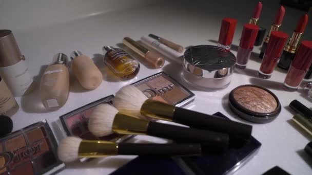 Pro make-up - štětce, stíny, zarudnutí, základ, rtěnka, řasenka, oční stíny. — Stock video