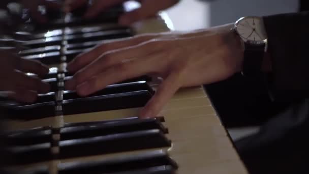 Klavírista hraje na klavír. Hudebnický koncert, opakující se skladatel. — Stock video