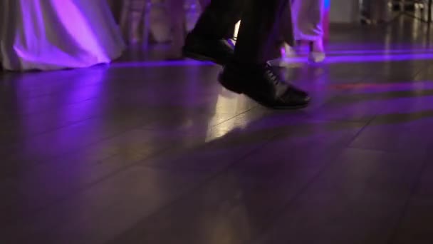 Les gens dansent à la fête. Pieds sur la piste de danse. — Video