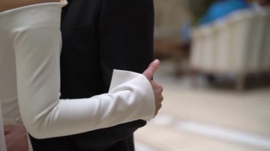 Gelin ve damat. Genç çift kucaklaşması. Beyaz elbiseli kız ve takım elbiseli adam..