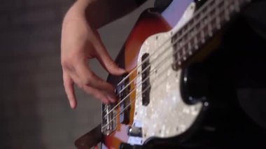 Gitarist, rock konserinde sahnede elektro gitar çalıyor..