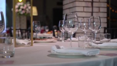 Bir restoranda akşam yemeği, öğle yemeği ya da kutlama için servis yaptım..