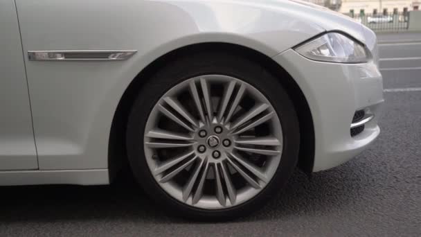White luxury sedan Jaguar XJ long car parked in a city street. — Vídeo de Stock