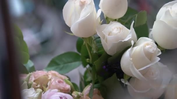 Bunches of flowers of pink and white roses in a flower shop. — Vídeo de Stock