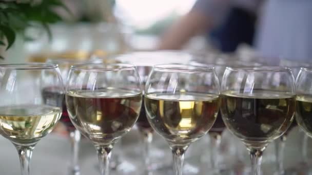 Gelas diisi dengan sampanye atau anggur putih berkilau. Buffet di restoran. — Stok Video