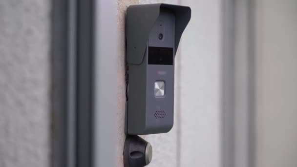 Doorbell with a camera. Woman with pink manicure presses the intercom button. — Stok video