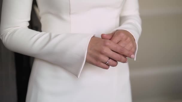 Panna młoda w białej sukni ślubnej krzyżuje ręce. Oświadczyny na palcu. Żona.. — Wideo stockowe