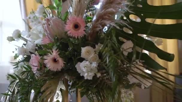 Flower arrangement at the party. Decorated with flowers at a wedding reception. — Vídeo de Stock