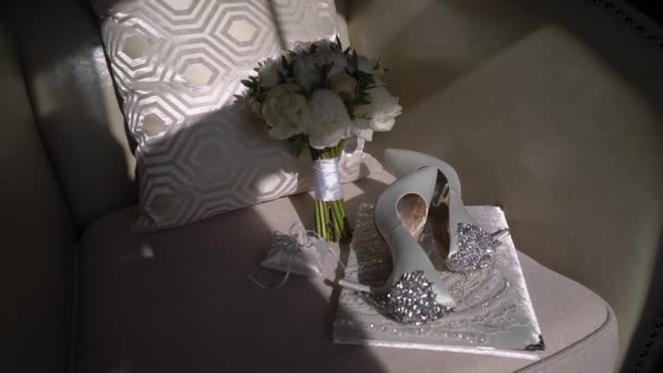 Wedding morning of the bride. Bouquet, shoes, rings. — Stok video