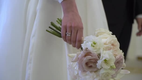 Mariée et marié tenant la main lors de la cérémonie de mariage gros plan. Homme et femme amoureux